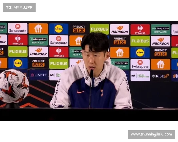 热刺全队抵达韩国 孙兴慜与梁民革手持国旗合影庆祝家乡之行 热刺全队抵达韩国 孙兴慜与梁民革手持国旗合影庆祝家乡之行